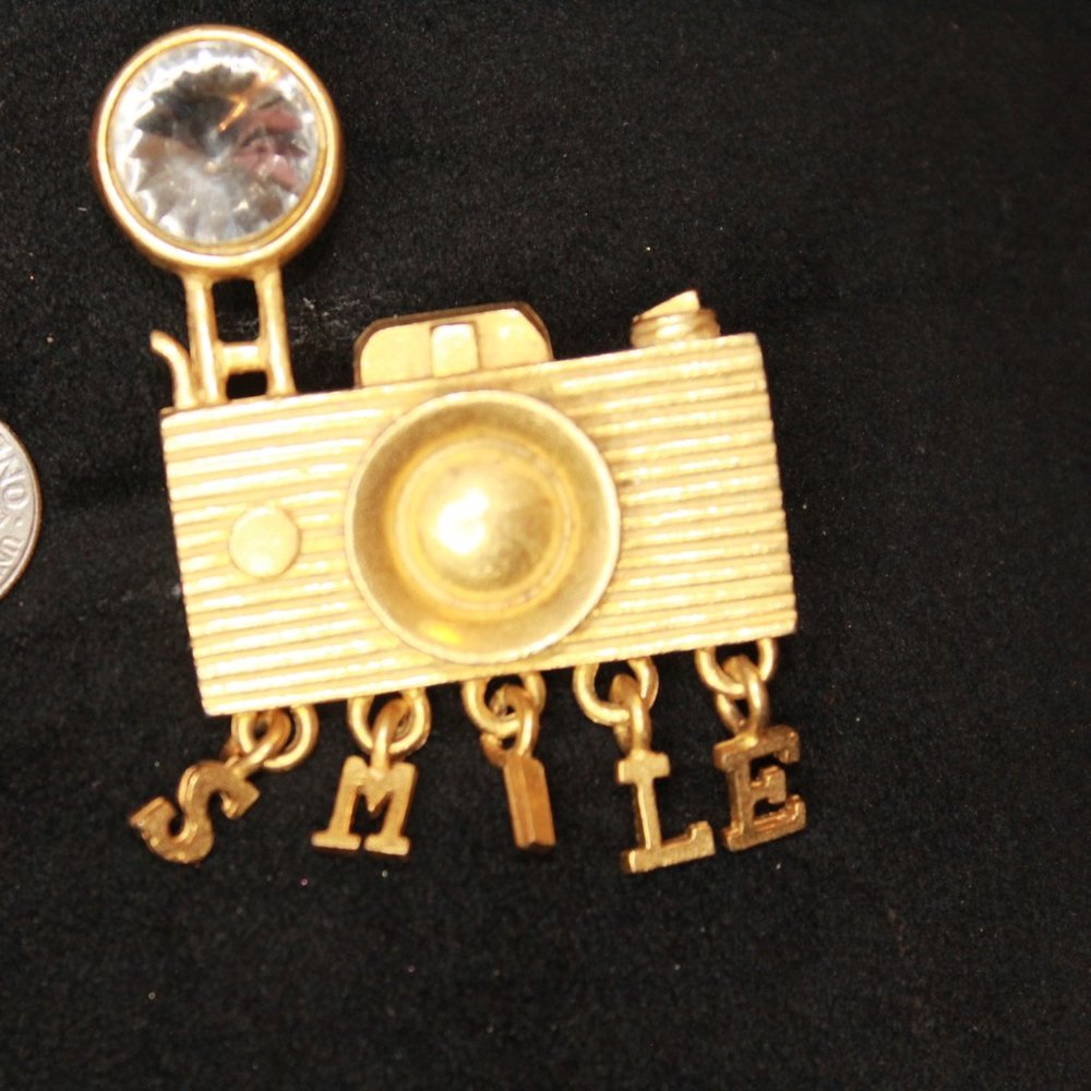 1980's Vintage Camera Broach with Rhinestone  Gold toned
